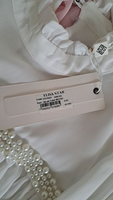 Белая платье с жемчугами.