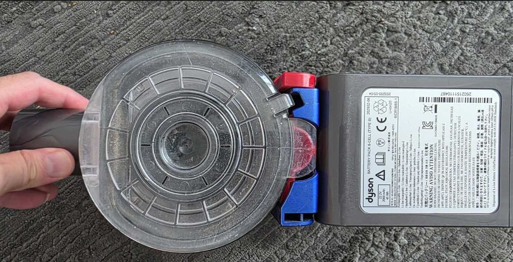 Aspirator vertical Dyson DC45. bateria originala, incarcatorul original, teava si perie motorizata