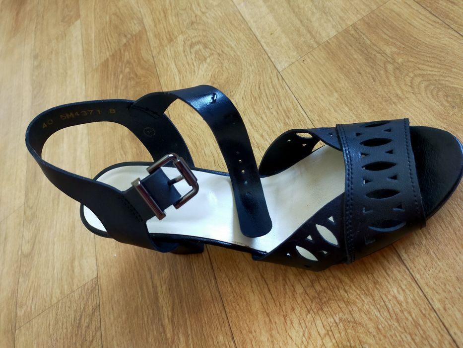 Продам кожаные босоножки