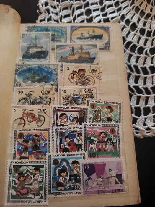 Продавам 2 калсиора с пощенски марки