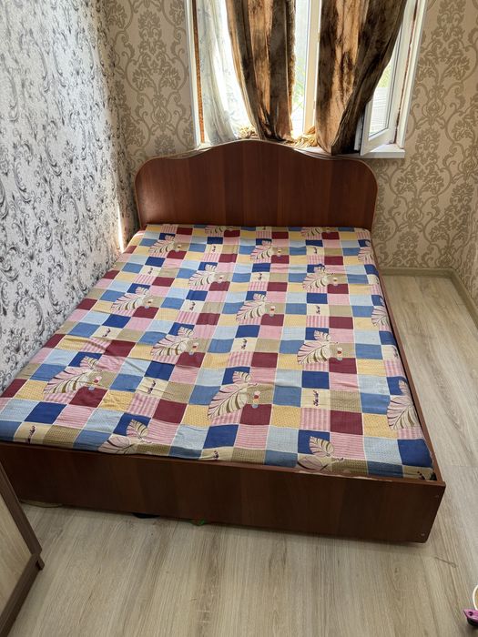 Кровать двуспальная с матрасом