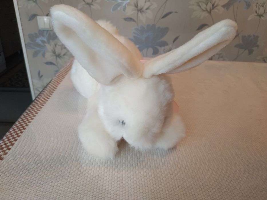 Продаю мягкую игрушку белого цвето.зайчика