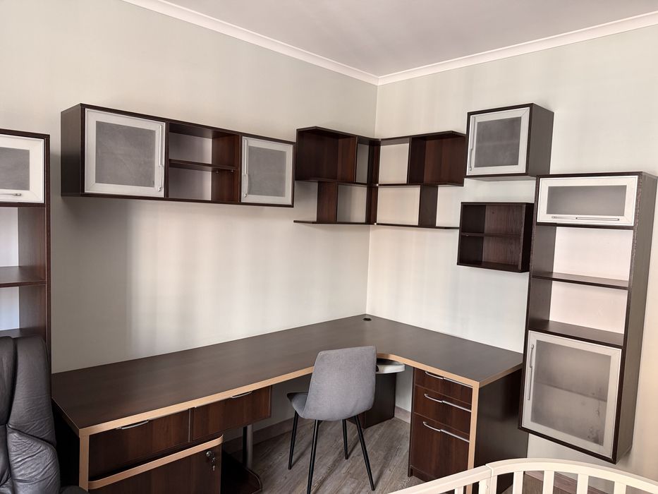 Рабочий стол со шкафами