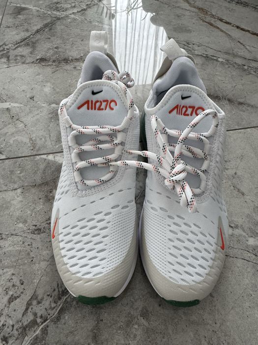 Оригинални дамски маратонки Nike 270