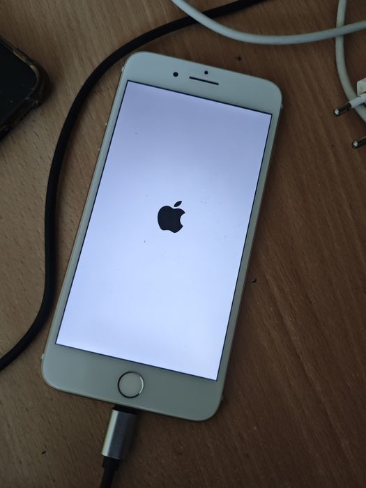 продам iPhone 7+