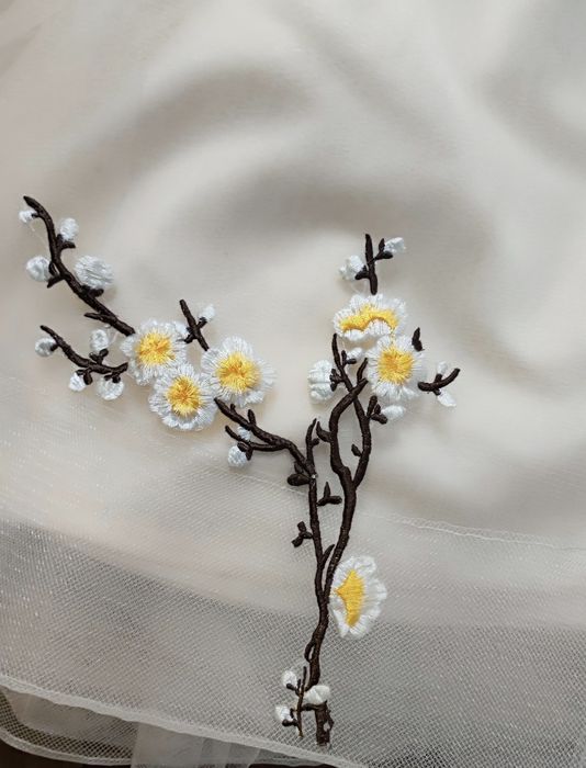 Рокля с ръчна бродерия (бежаво)