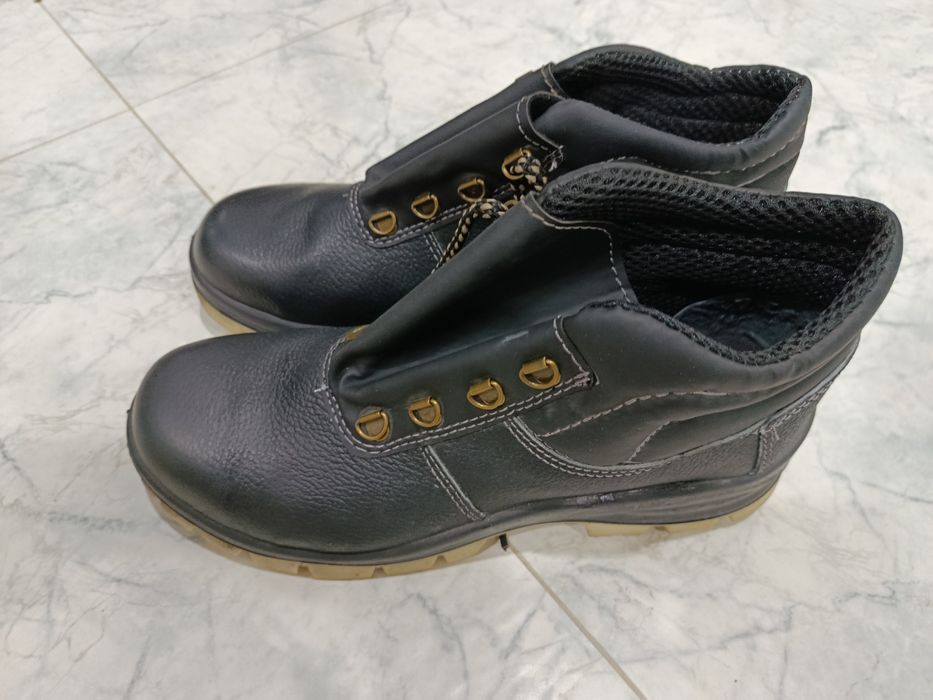 Строительные ботинки.