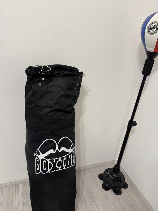 Sac de box umplut cu nisip si haine