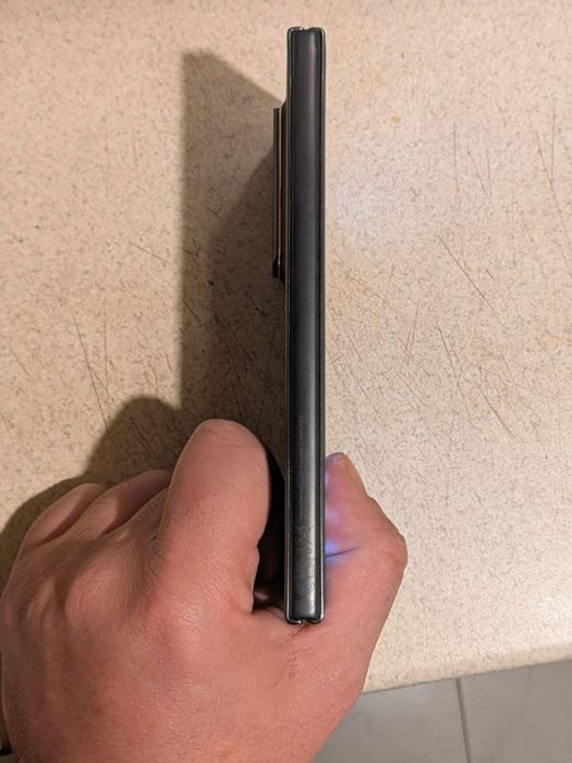 Продавам смартфон Honor Magic V2