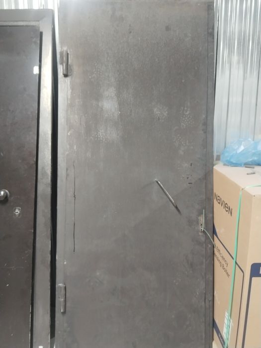 Продам дверь б/у металлическая