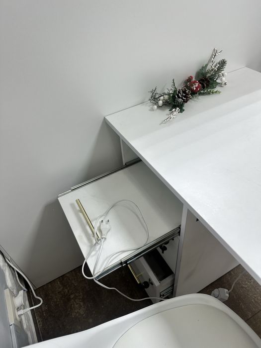 Срочно продам  маникюрный стол