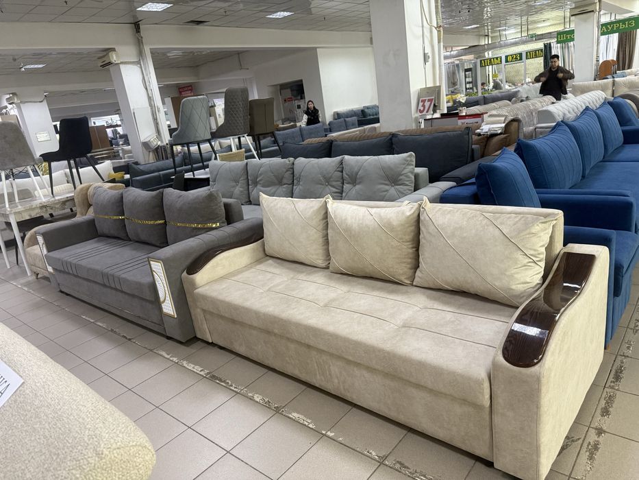 Стол со стульями + диван. В подарок пуфик.