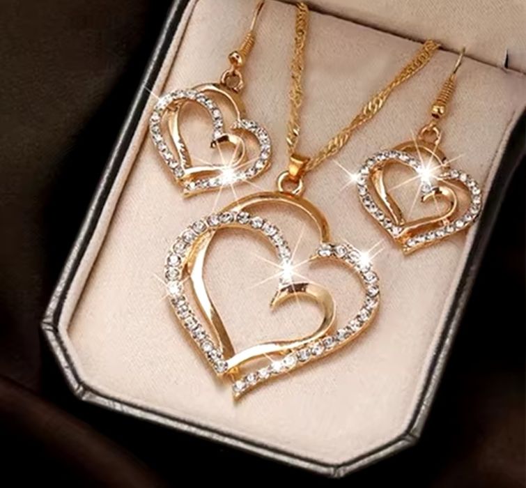 Комплект колие и обеци във формата на сърце