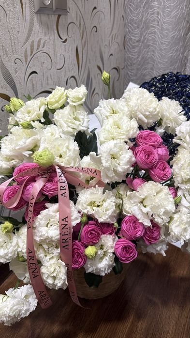 Цветы в корзине белый