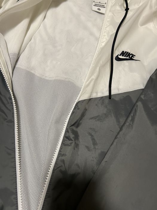 Ветровка Nike.