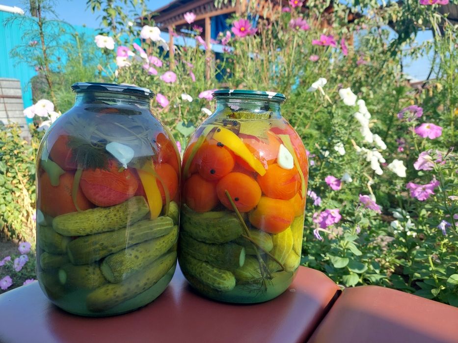 Продам солёные огурцы, помидоры, ассорти