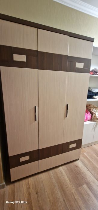 Продам стол и шкаф для детской комнаты.