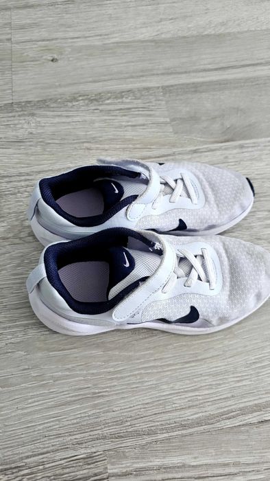 Много запазени маратонки за момиче.