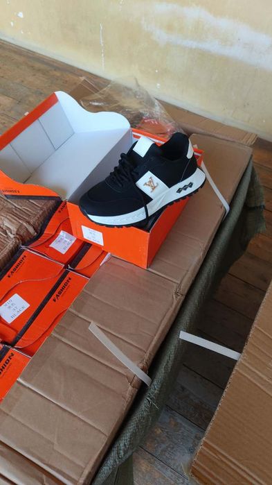 Oyoq kiyimlar donaga va optomga sotiladi