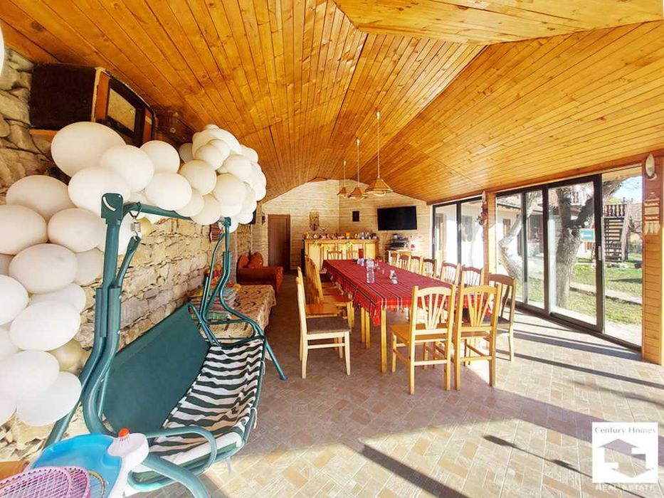 116249 Къща с 8 спални, механа и добре аранжиран двор в с. Емен