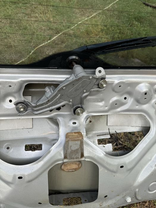 Задно стъкло за тойота авенсис