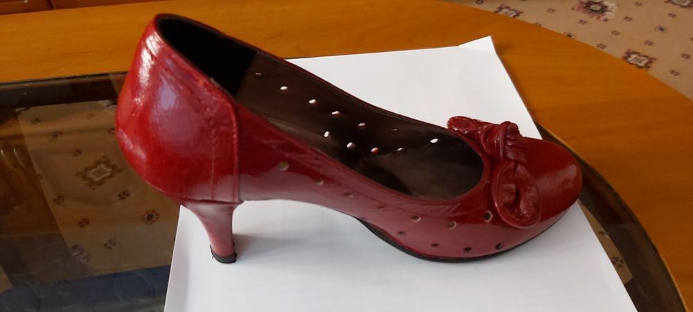 Pantofi roșii din piele Elegance Collection