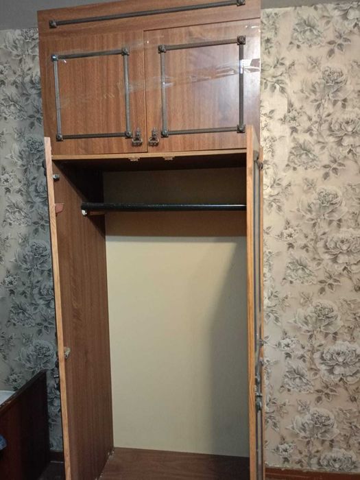 Продам срочно плательный шкаф