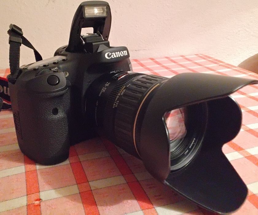 Продаётся зеркалка canon