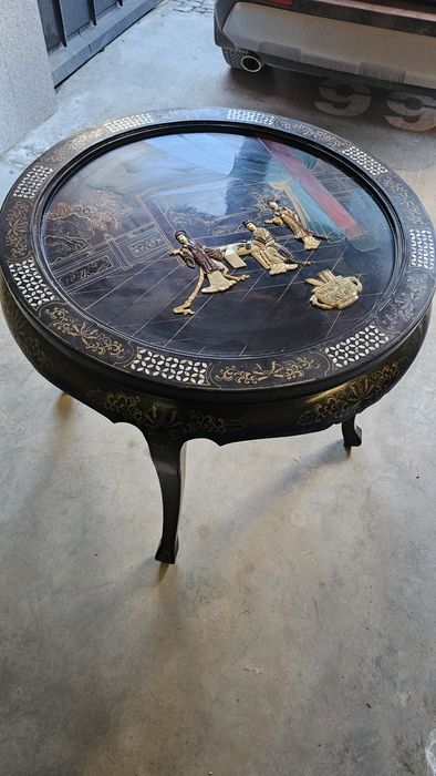 Черна азиатска антикварна маса за всекидневна с релефна сцена.