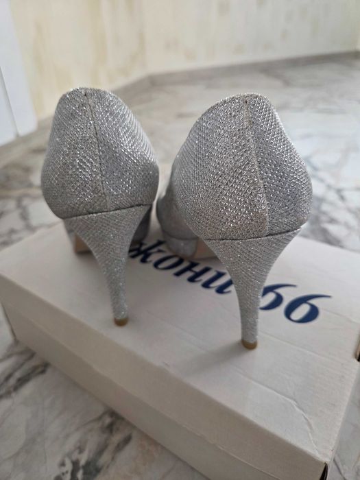 Чисто нови блестящи обувки