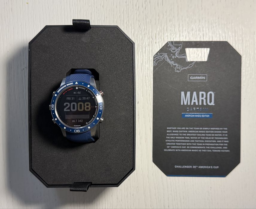 Smartwatch Garmin MARQ Captain American Magic Edition | Titan + Safir | Cutie completă | 3 brățări