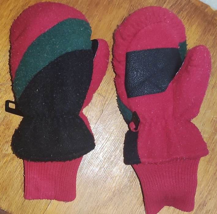 Шапки, перчатки, аарежки фирменные детские. Ледоступы