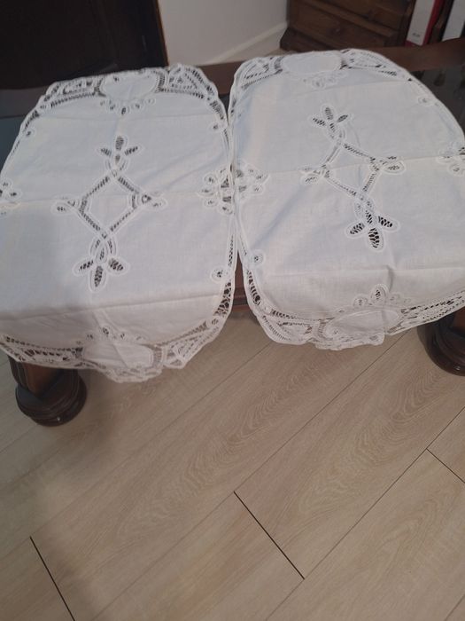 Fata  de  masa  cu  broderie  sparta