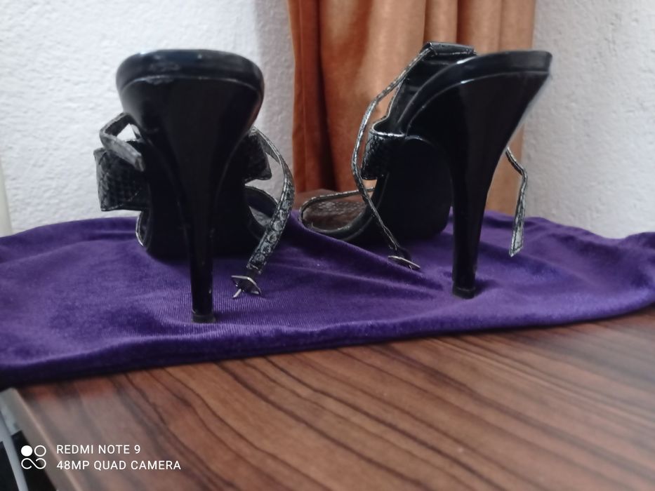 Сиви сандали с ток