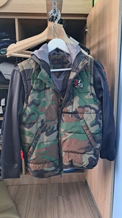 Много запазени маркови детски якета и елеци