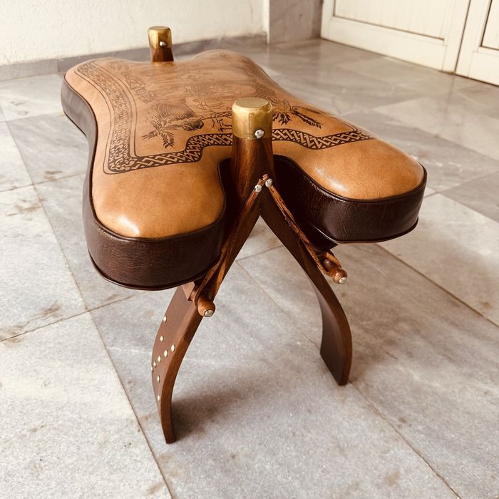 Ръчно изработена ориенталска табуретка от естествена кожа