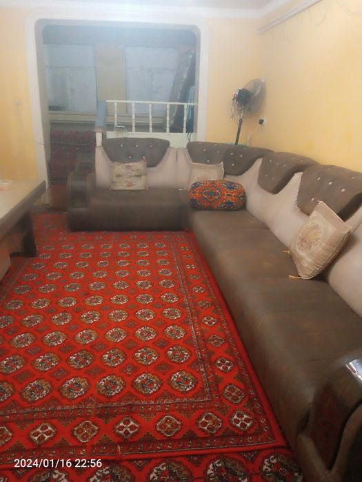 Срочно сотилади Ургенч центрида 3 хонали квартира 1 этажда сотилади.