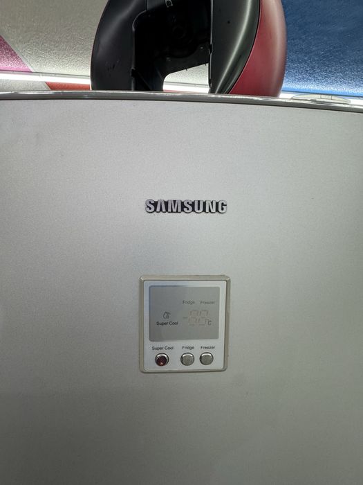 Хладилник с фризep двукрилен samsung като нов!