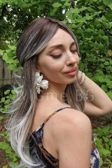 Дълга сребристо руса чуплива перука Силвър