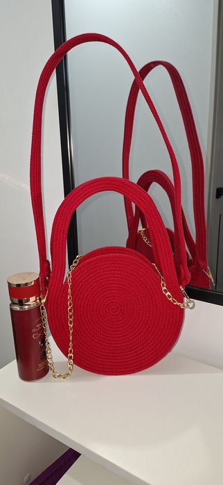 В наличии сумочка в ярком цвете.