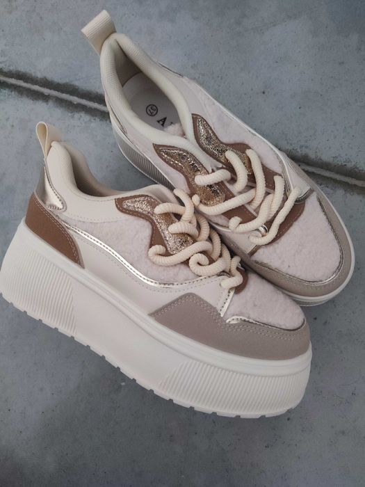 Дамски кецове в бежов цвят