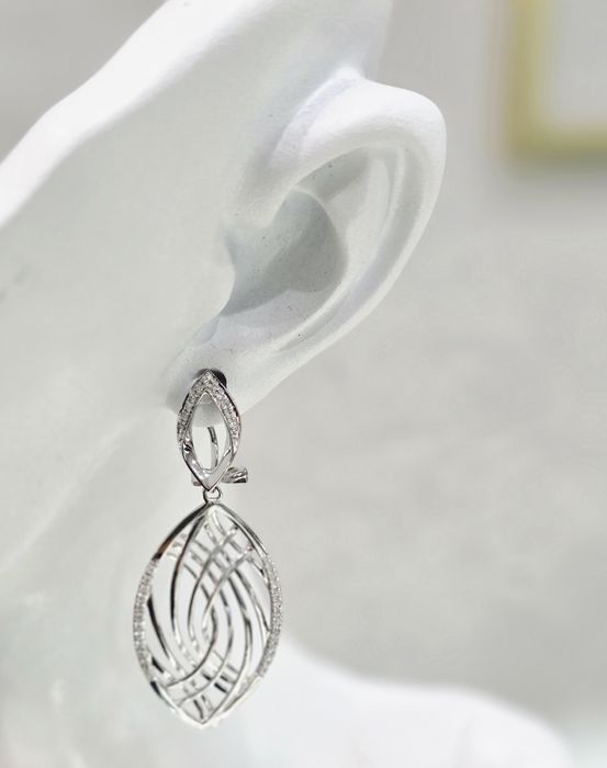 Красивы серьги с утонченным дизайном.