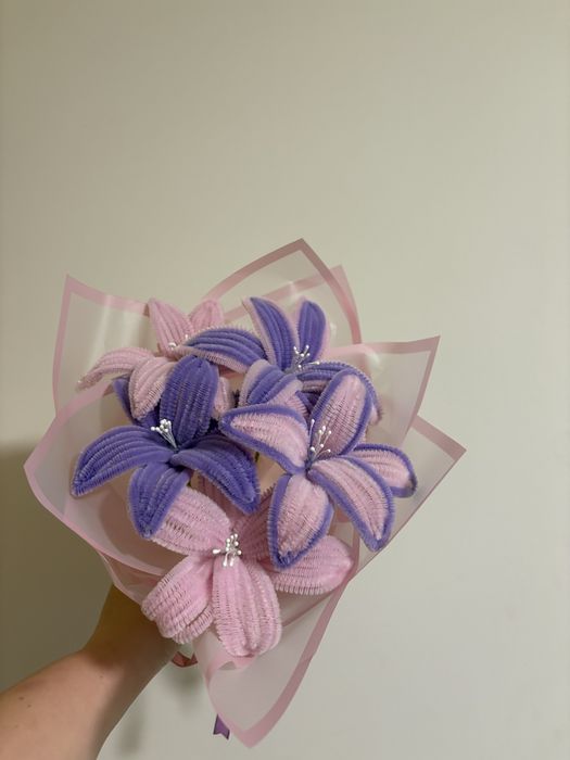 Buchet de crini din sarma plusata