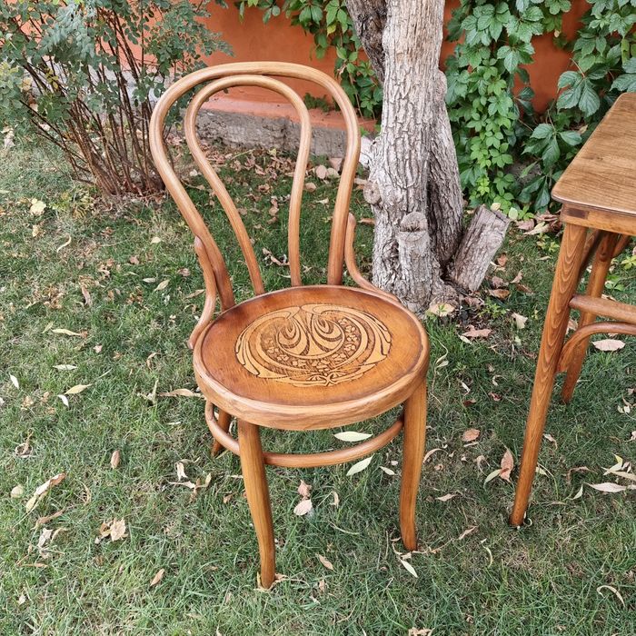 Два стула и столик "Тонет"