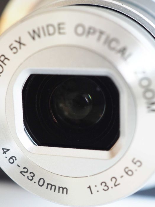 Nikon Coolpix A100 20mp x5 zoom компактен фотоапарат, нов, със зарядно