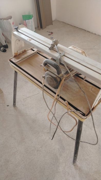 kafel kesish uchun ishlatiladigan elektr asbob