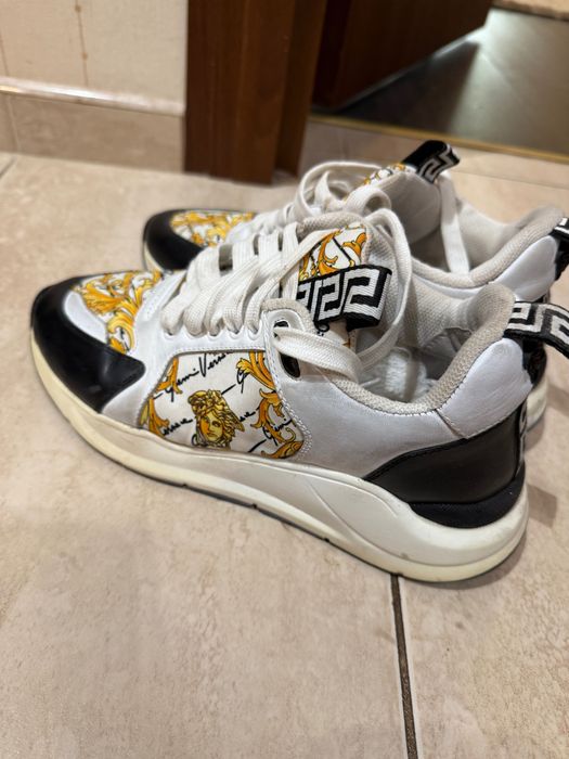 Кецове Versace оригинал, размер 38. В отлично състояние.