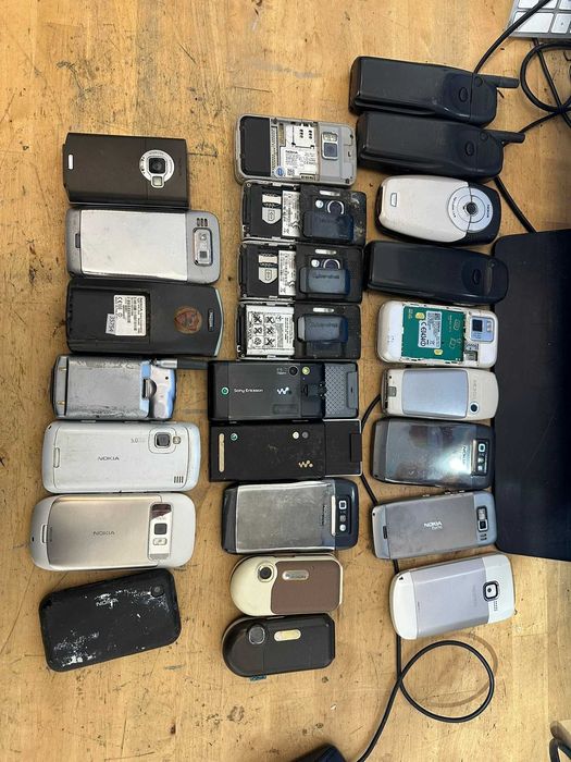 mai multe nokia de diferite culori nuante negru mat mat fata spate