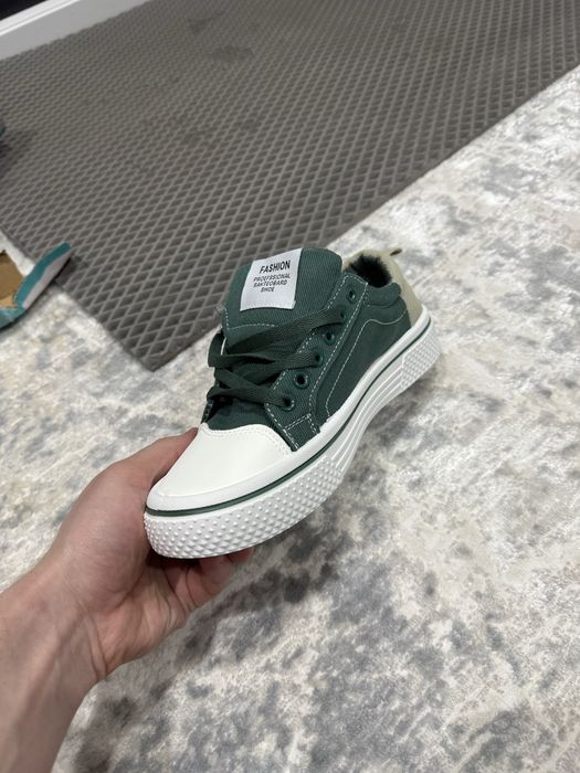 Продам новые кроссовки