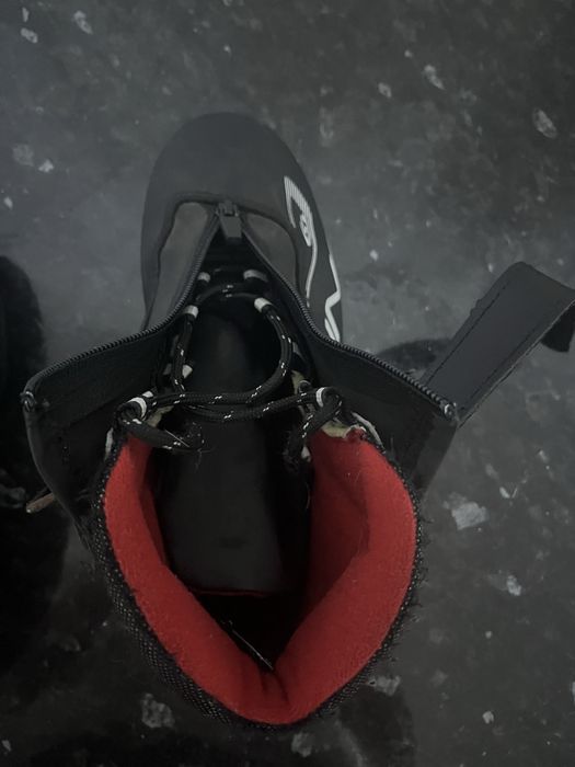 Продам лыжные ботинки